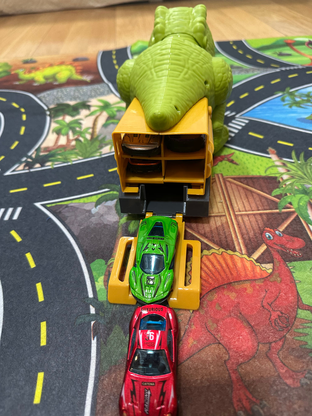 Dinosaurio Come-Carritos con 6 Coches Deportivos + Alfombrilla de Juego – ¡Diversión Imparable!