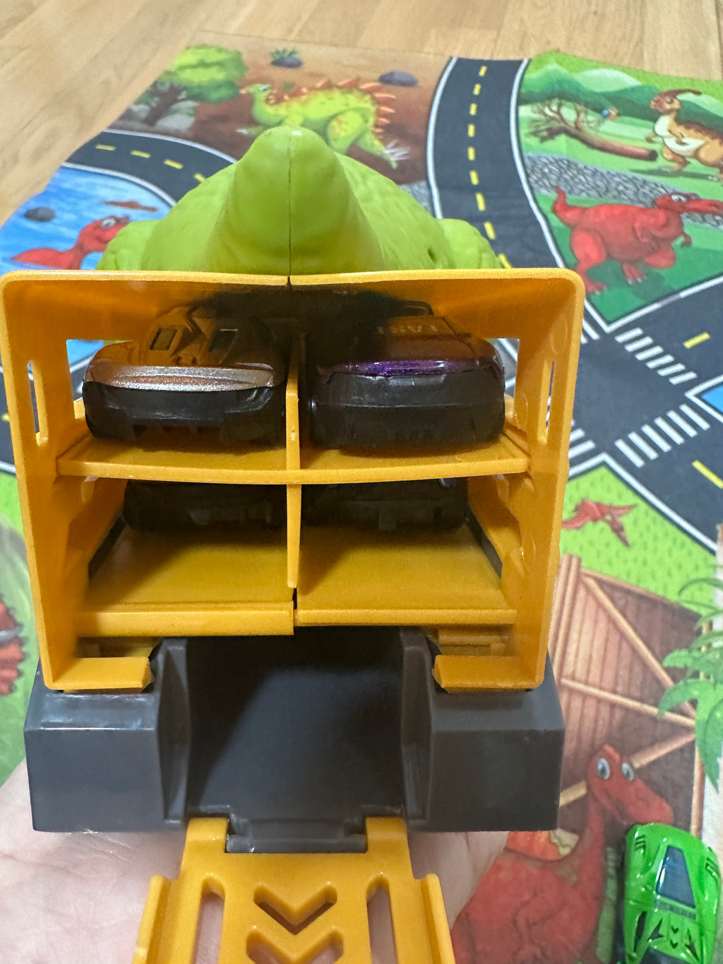 Dinosaurio Come-Carritos con 6 Coches Deportivos + Alfombrilla de Juego – ¡Diversión Imparable!